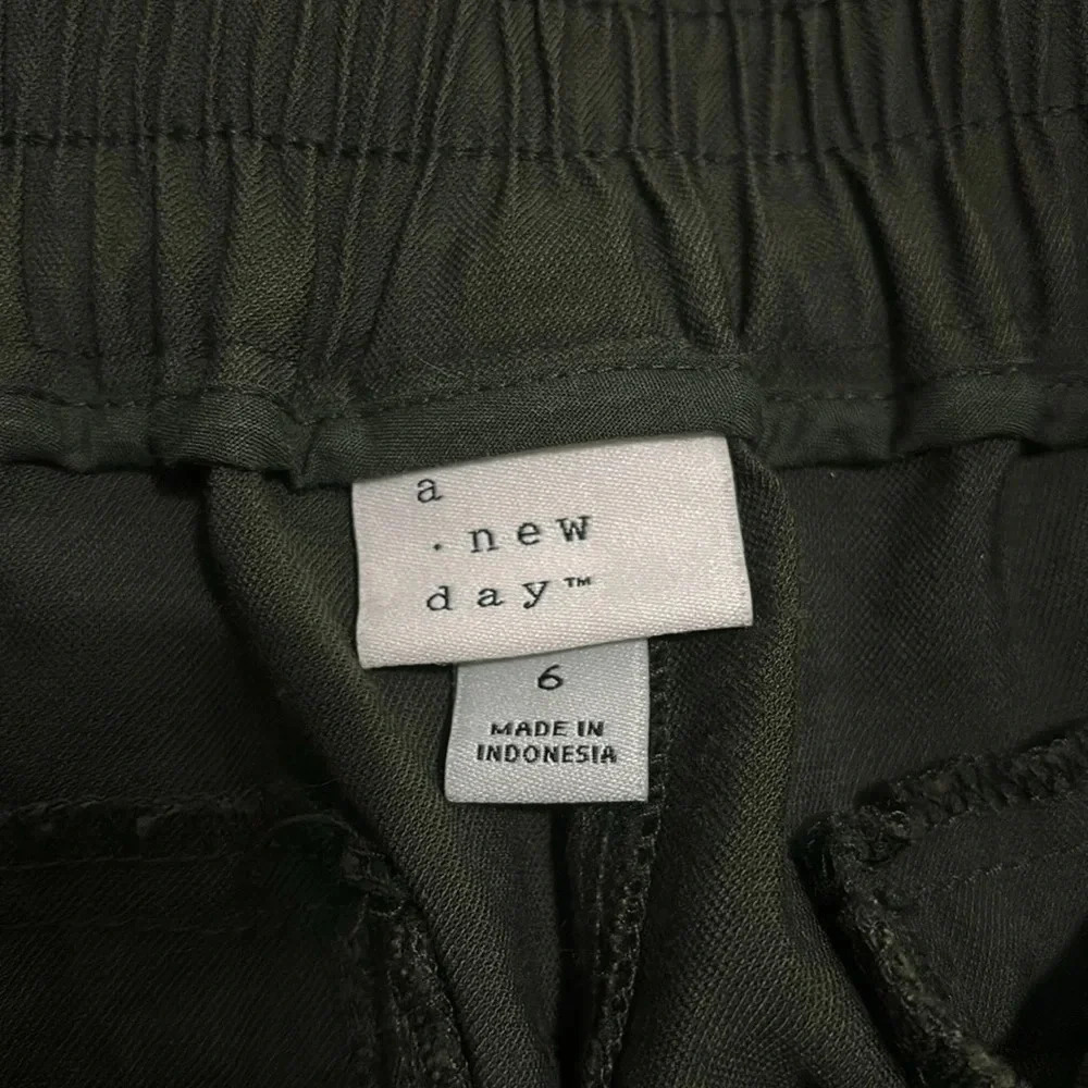 A New Day Pants Womens Green Cuffed Ankle Pants. 6 - Picture 8 of 9